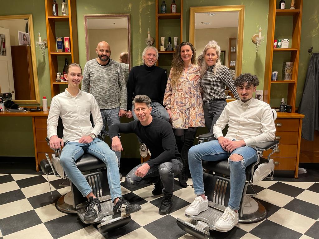 Foto van het team van medewerkers van De Knip Corner